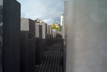 Berlin  Deutschland  Blick durch das Stelenfeld des Holocaustdenkmals auf das Brandenburger Tor