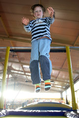 Rostock  Kind springt auf einem Trampolin im Kinderland Rostock