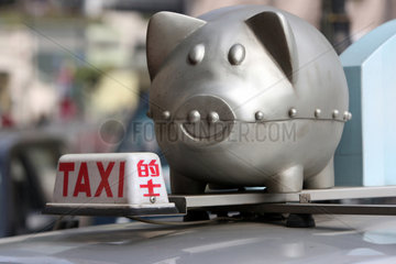 Hong Kong  China  Plastikschwein auf einem Taxidach