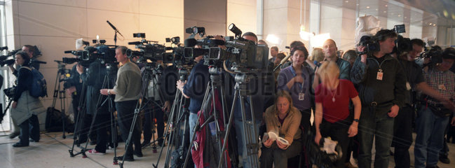 Medien warten im Deutschen Bundestag