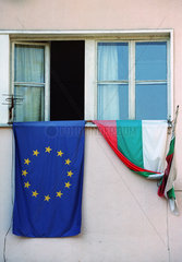 Bulgarische Nationalflagge u. die Flagge der Europaeischen Union in einem Schulfenster