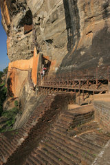 Dambulla  Sri Lanka  Besucher auf dem Weg zur Felsenfestung Sigiriya