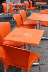 Berlin  Deutschland  orangene Stuehle und Tische aus Plastik stehen vor einem Imbiss