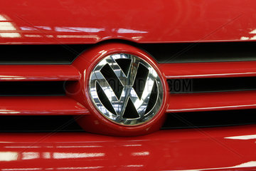 Wolfsburg  Logo VW am Golf 5