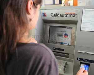 Berlin  Deutschland  Geld abheben an einem Geldautomat