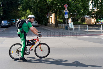 Berlin  Deutschland  ein Polizist erledigt seinen Dienst auf einem Fahrrad