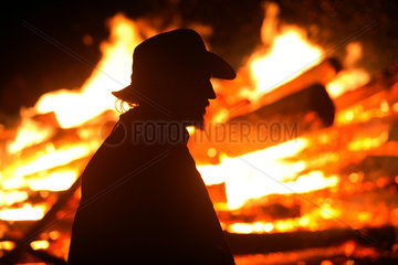 Wandlitz  Mann mit Cowboyhut vor einem Lagerfeuer