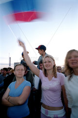 Drei Maedchen bei einem Strassenfest  Kaliningrad  Russland