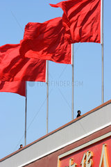 Peking  vier rote Fahnen auf dem Tiananmen-Tor