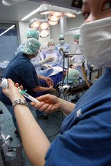 Anaesthesieschwester beim Aufloesen eines Antibiotikums