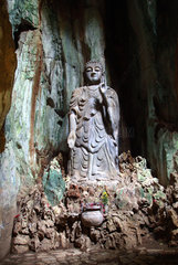 Vietnam  Buddhastatue in einer Grotte der Mamorberge bei Danang