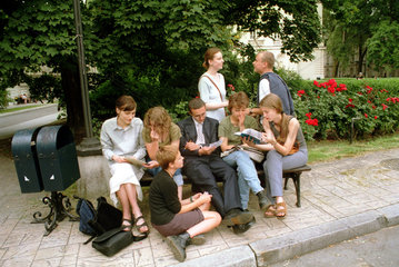 Studenten auf dem Campus der Universitaet in Warschau