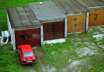 Garagen mit aelterem polnischen Fiat in Warschau