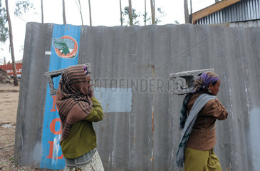 Mangudo  Aethiopien  Frauen tragen Steine fuer den Bau eines Hauses