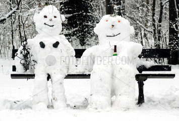 Dresden  Deutschland  zwei Schneemaenner sitzen auf einer Bank
