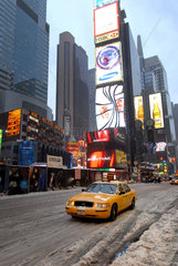 New York City  USA  ein Yellow Cab faehrt im Schneematsch auf dem Times Square