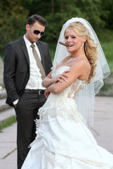 Berlin  Deutschland  ein Brautpaar posiert mit Zigarre