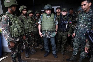 DUTERTE-VISIT-GOVERNMENT TROOPS-MARAWI