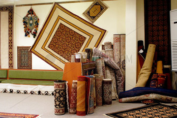 Denizli  Ausstellungsraeume einer Teppichknuepferei