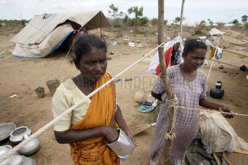 Vakaneri  Sri Lanka  zwei Frauen in einem Fluechtlingslager