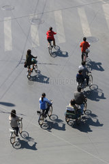 Peking  Fahrradfahrer ueberqueren eine Kreuzung