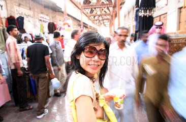 Dubai  Vereinigte Arabische Emirate  Chinesin besichtigt einen Souq in der Altstadt