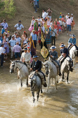 Spanien  Pilger durchqueren den Guadiamar