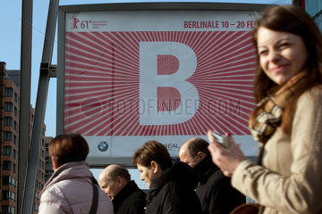 Berlin  Deutschland  Besucher vor einem Berlinale-Plakat am Potsdamer Platz