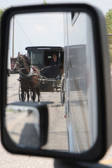 Topeka  USA  Pferdefuhrwerk der Amish People im Rueckspiegel eines parkenden Autos