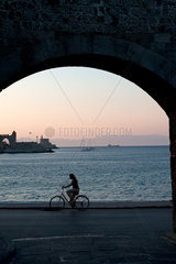 Rhodos  Griechenland  Blick auf die Hafeneinfahrt