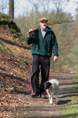 Neu Kaetwin  Deutschland  Mann geht mit seinem Schaf spazieren