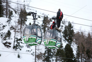 Krippenbrunn  Oesterreich  Wartung einer Skiliftgondel