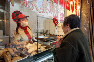 Shanghai  Frau kauft Gefluegel ein