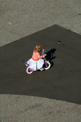 Basel  kleines Maedchen faehrt Fahrrad