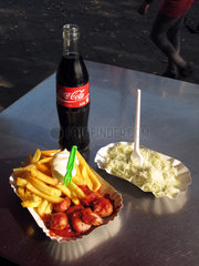 Berlin  Deutschland  Currywurst mit Pommes Frites  Krautsalat und eine Flasche Coca Cola bei Curry 36