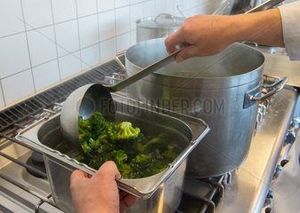 Berlin  Deutschland  gekochter Broccoli wird umgefuellt
