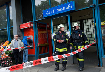 Berlin  Deutschland  Feuerwehreinsatz am U-Bahnhof Turmstrasse