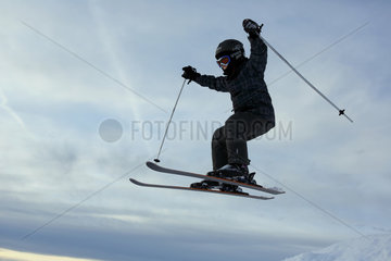 Kitzbuehel  Oesterreich  Junge faehrt Ski