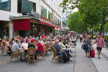 Berlin  Deutschland  Besucher im Alt Berliner Biersalon auf dem Kudamm