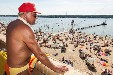 Berlin  Deutschland  Besucher guckt vom Sonnendeck des Strandbad Wannsees auf den Badestrand