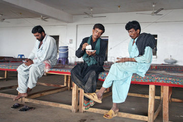 Karatschi  Pakistan  LKW-Fahrer machen an einer Raststaette eine Teepause
