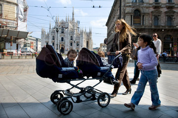 Mailand  Italien  Mutter mit Kinderwagen vor dem Mailaender Dom