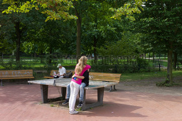 Berlin  Deutschland  zwei Maedchen im Volkspark Friedrichshain umarmen und troesten sich
