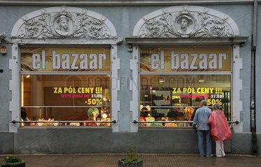 Danzig  Polen  Schaufenster eines Geschaefts mit Schmuck und Modeaccessoires