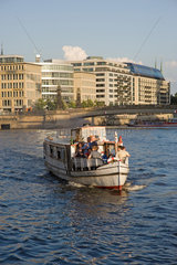 Berlin  Deutschland  ein Boot auf der Spree