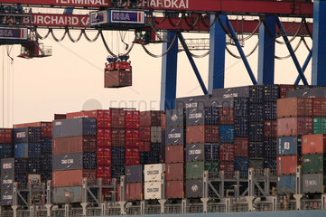 Hamburg  Deutschland  Containerschiff wird am Terminal Burchardkai entladen