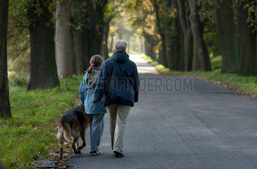 Sulecin  Polen  Grossmutter mit ihrer Enkelin und Hund auf einer Allee