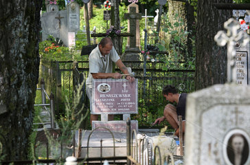 Sopockin  Weissrussland  ein Grab wird auf einem ueberwiegend kathol. Friedhof neu angelegt