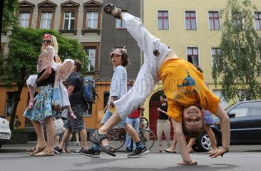 Berlin  Deutschland  Junge macht beim Karneval der Kulturen einen Ueberschlag auf der Strasse