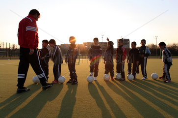 Berlin  Deutschland  Silhouette von Kindern beim Fussballtraining